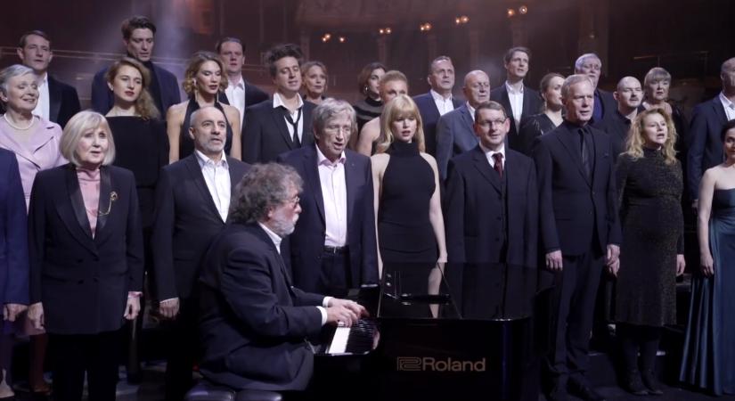 Különleges pillanat az RTL-en: együtt énekelte a Himnuszt a Vígszínház társulata