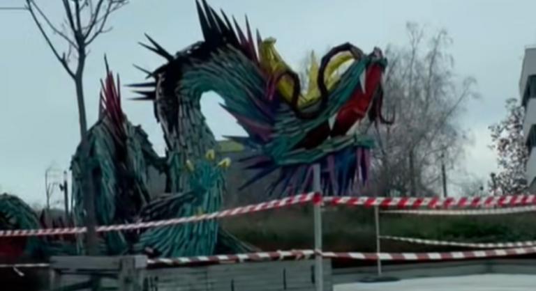 Elfogták a kazincbarcikai sárkányt mintázó szobrot felgyújtó férfit