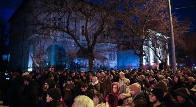 Egyetemisták tüntettek a budapesti szlovák nagykövetség előtt a Beneš-dekrétumokat védő törvény ellen