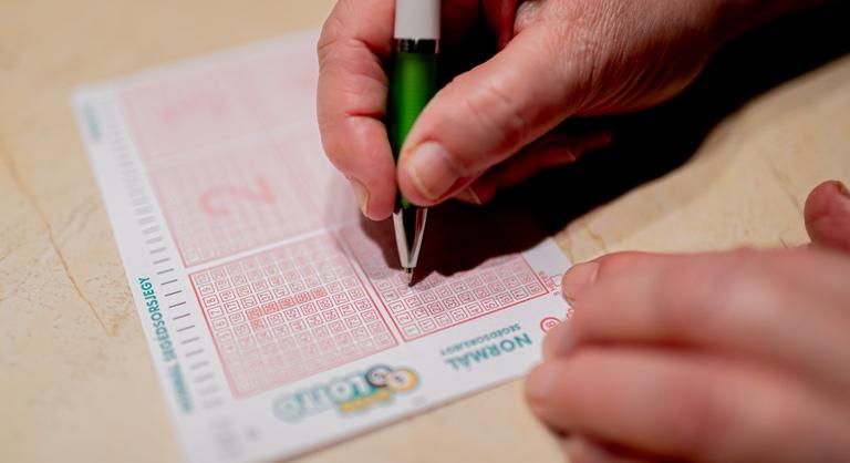 Kihúzták az ötös lottó nyerőszámait, többen is milliókkal gazdagodtak