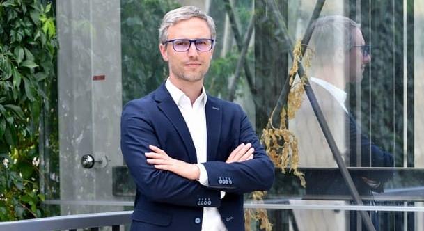 Feledy Botond külpolitikai szakértő hangját konteókhoz használják fel, szerinte akár választási csalás előkészítése is lehet a cél