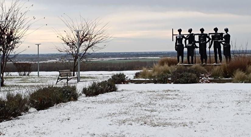 Reggelre összefüggő hótakaró borította be az utcákat