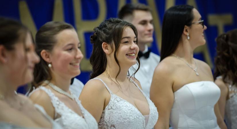 Büszke pillanatok az egri gimnáziumokban: a keringőző végzősök tánca könnyeket csalt a szülők szemébe