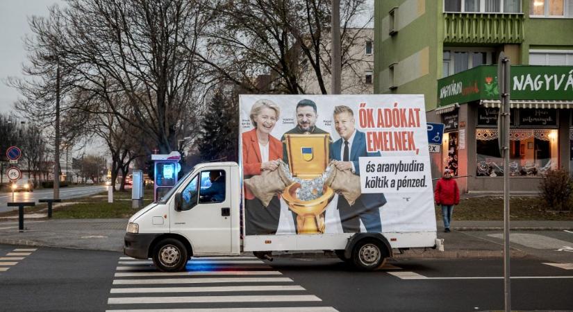 Mosonmagyaróváron leszedette a polgármester a harckocsis plakátokat