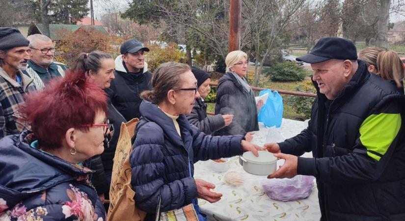 Meleg étel, ajándék és muzsikaszó – közösségi összefogással telt a decemberi nap a településen
