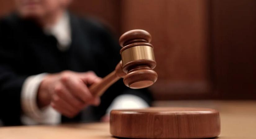 Nyugodtan cigizett a gyilkos anya, miközben a lánya életéért küzdöttek