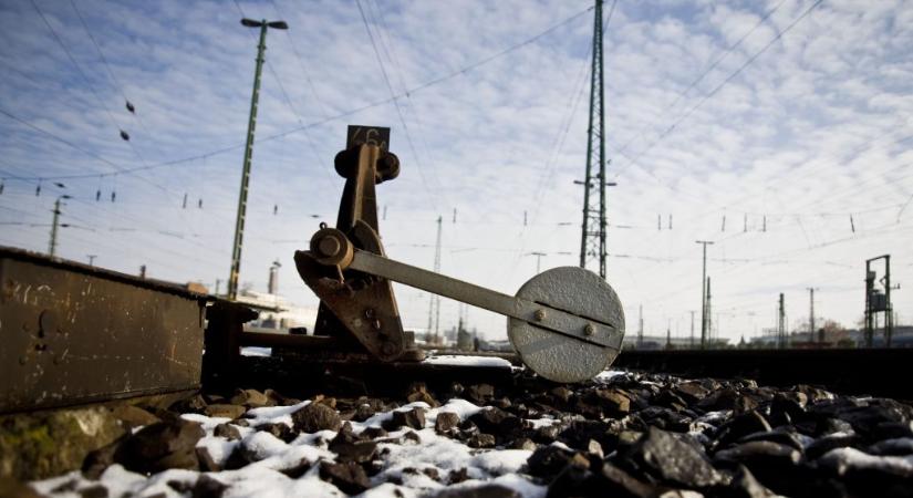 Míg Lázár János februárra ígérte, a szerb kollégája szerint csak májusban adhatják át a Budapest–Belgrád-vasútvonalat