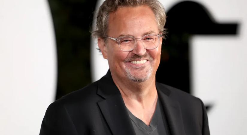 Eddig jelöletlen volt a sírja, ma már egy emléktáblán olvasható a Jóbarátok Chandlerje, Matthew Perry neve