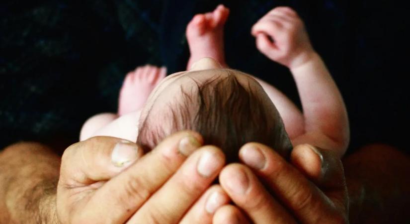 Karácsony napján az autó hátsó ülésén, rendőri segítséggel jött világra egy újszülött