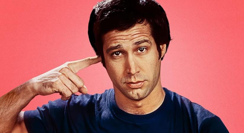 Súlyosan bántalmazta fizikailag, még a pincébe is bezárta Chevy Chase-t az édesanyja, állítja a színész