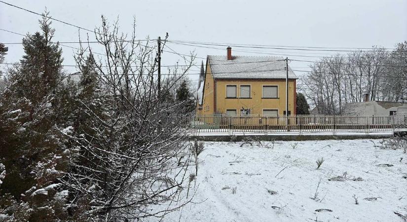 Fehérbe borult a táj, megérkezett a havazás - Videó