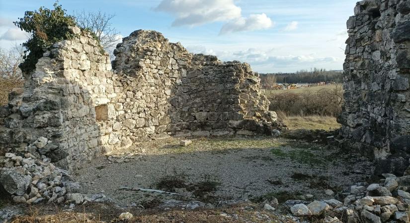A kör misztériuma: templomrom az elpusztult falu helyén