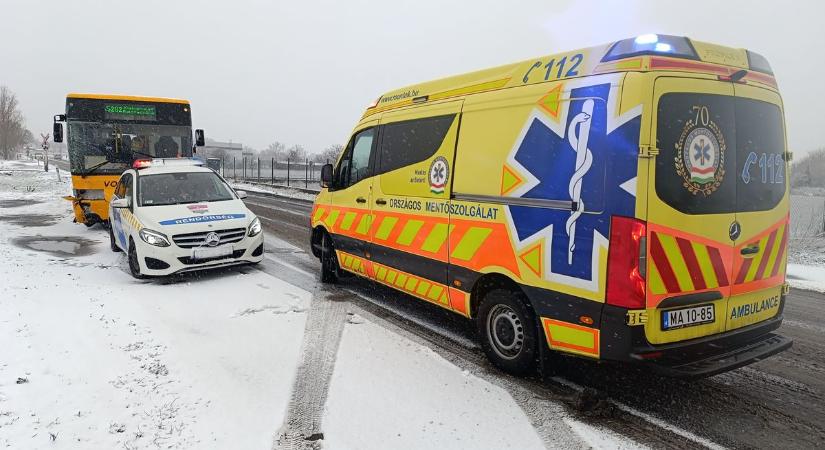Több baleset is történt a hóesésben az 53-as főúton