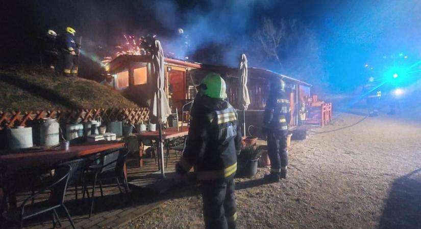 Kigyulladt egy népszerű balatoni csárda szombat este ( fotók)