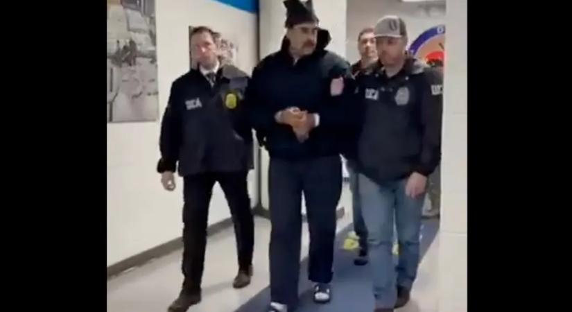 Boldog új évet! – mondja egy videón a bilincsben kísért Maduro