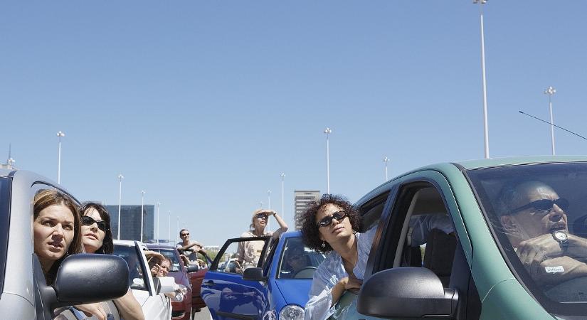 Nyártól kártérítést kaphat, ha az autópályán kell rostokolnia a dugóban