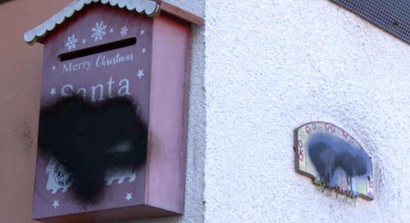 „Nem kérünk Fidesz-propagandát, a Tiszára szavazunk” – írta a postaládájára egy pápai család, bosszúból valakik a házukra támadtak