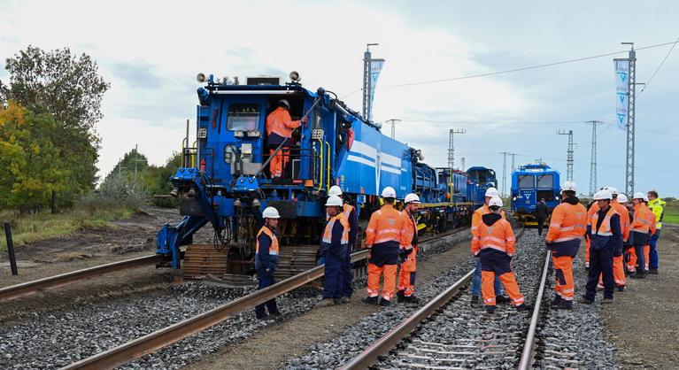Lázár februárt ígért, de a szerbek szerint csak májusban lesz használható a Budapest-Belgrád vasútvonal magyar szakasza