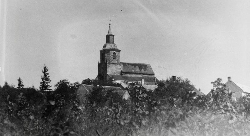 Több mint százéves képeken az 1200-as években épített felsőörsi templom (galéria)
