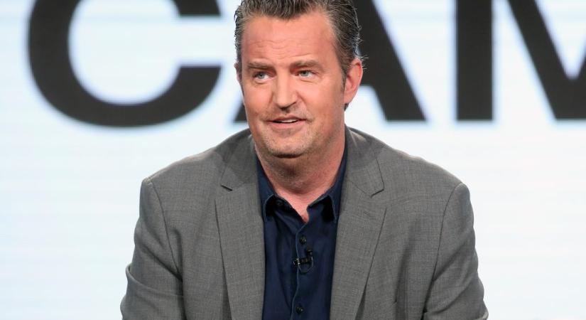 A Jóbarátokra utaló emléktáblát kapott Matthew Perry sírhelye