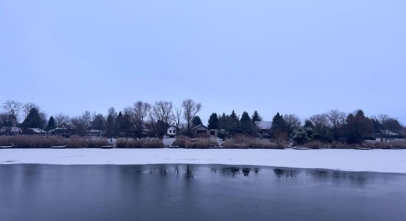 Havas tájra ébredtek ma reggel a szolnokiak: érdemes megcsodálni a látványt – videóval, galériával!