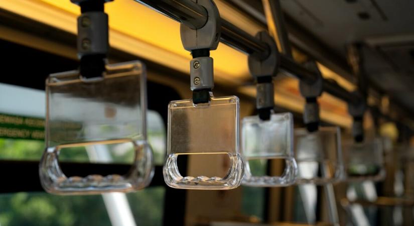 Lezuhant egy utasokkal teli busz egy felüljáróról