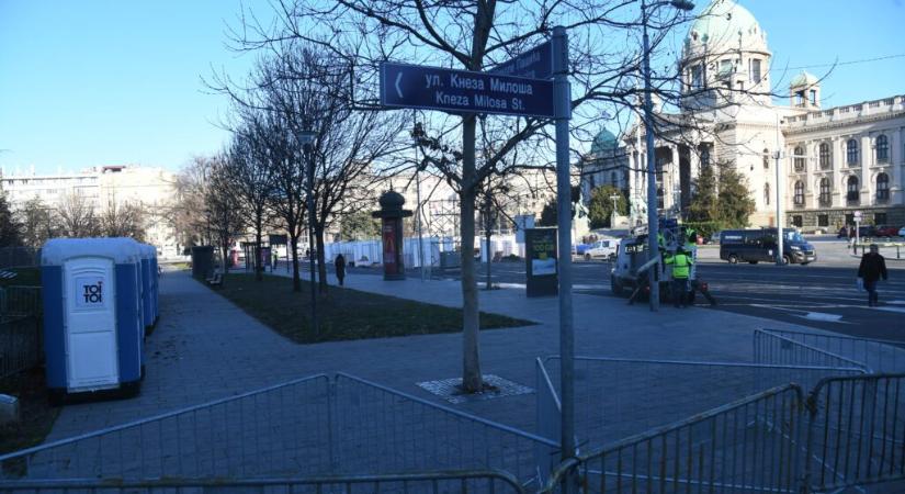 Már el is bontották az ünnepi vásárt a parlament előtt, de közlekedni még mindig nem lehet