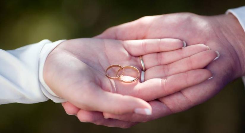 Melyik ujjon hordjuk a karikagyűrűt? Ez a hivatalos álláspont