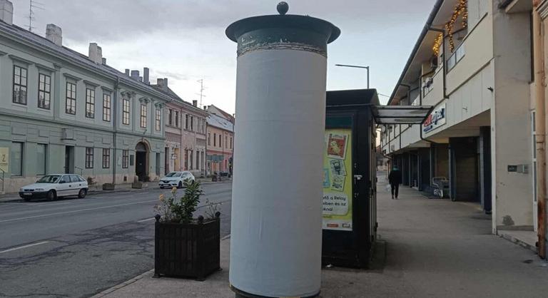 Mosonmagyaróvár városvezetése eltüntette a politikai plakátokat a település köztereiről