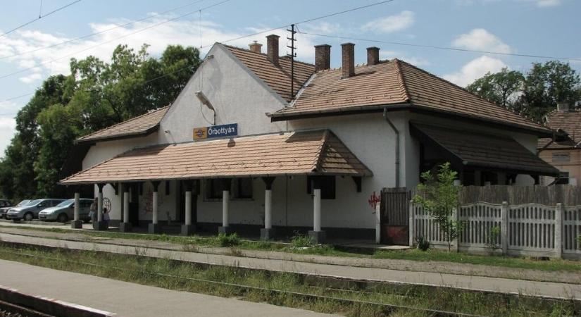 Dráma az őrbottyáni vasútállomáson: magatehetetlen állapotban feküdt a sínek mellett egy személy, miközben Vác felől érkezett egy vonat