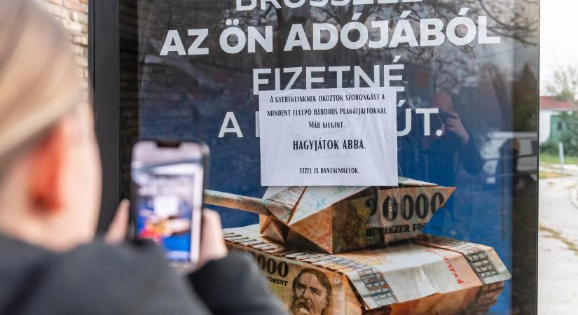 Eltávolíttatta a tankos plakátokat Mosonmagyaróvár polgármestere