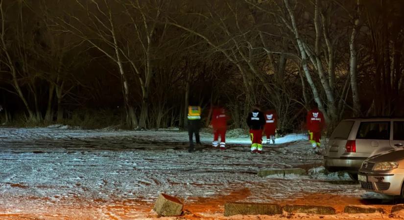 Drónokkal és kutyákkal kerestek egy eltűnt embert Szigetszentmiklóson, de végül kiderült, hogy kórházban van