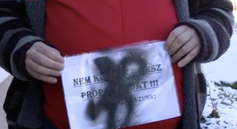Kiírta a postaládára, hogy nem kér Fidesz-propagandát, megrongálták a házát és belőttek a kertjébe