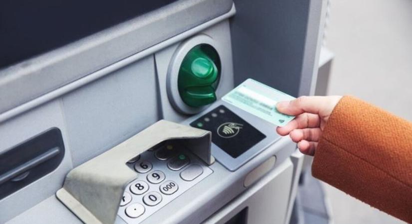 Figyelmeztetnek: már a mesterséges intelligencia segítségével lopják el az adatokat az ATM-csalók