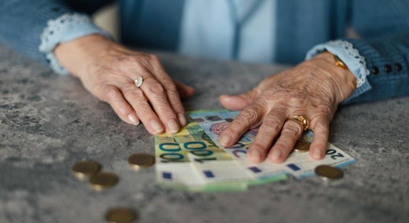 Ennyivel emelkednek 2026-ban a nyugdíjak