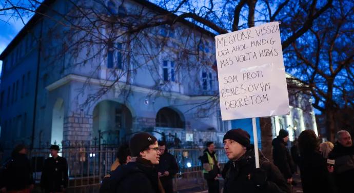 A Beneš-dekrétumok ellen, a felvidéki magyarokért tüntettek a szlovák nagykövetség előtt szombaton