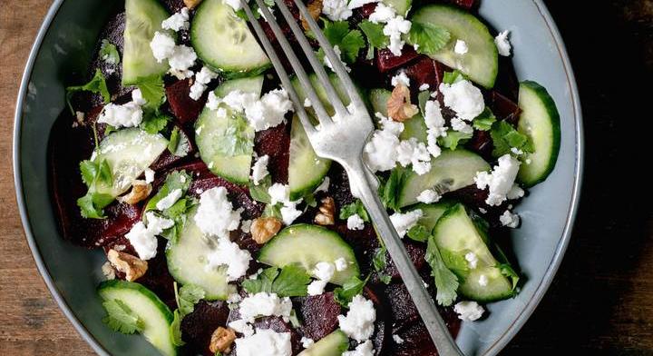 Sültcékla-saláta uborkával és fetával: szemet gyönyörködtető és finom