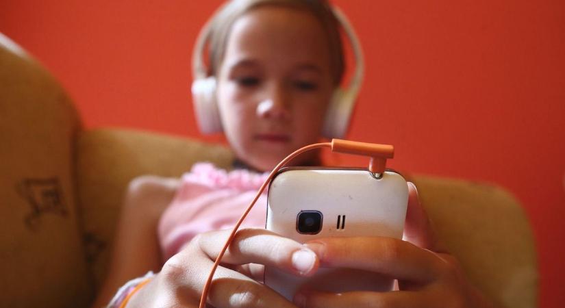 Digitális póráz vagy valódi veszély? Ennyi idős kortól kapjon a gyerek telefont
