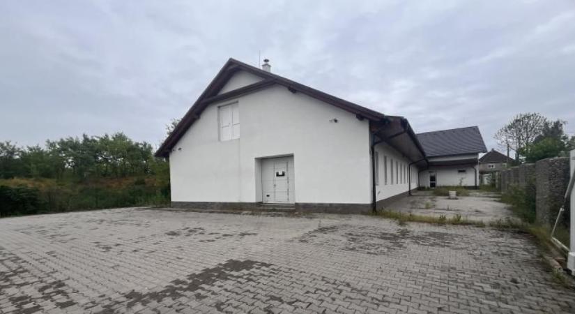 Méretes tartozás a becsődölt pálinkaháznál, zűrös kínai borszállás – ezek voltak a NAV legérdekesebb árverései