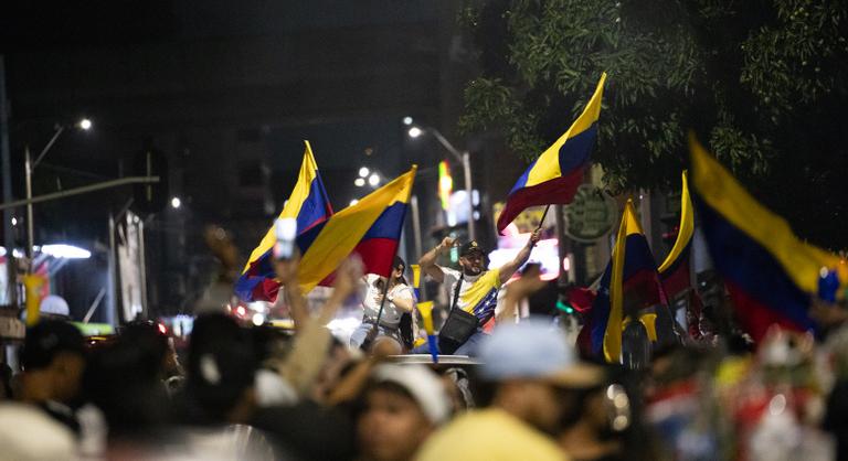 „Az első fejek egyike lehullott” – tömegek ünnepelnek Maduro elfogása után