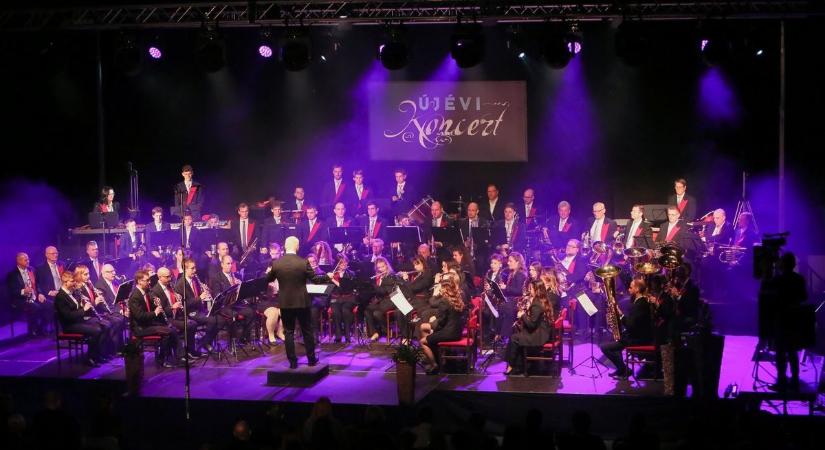 Lendületes és felemelő koncerttel nyitották az évet a sárvári fúvósok - fotók