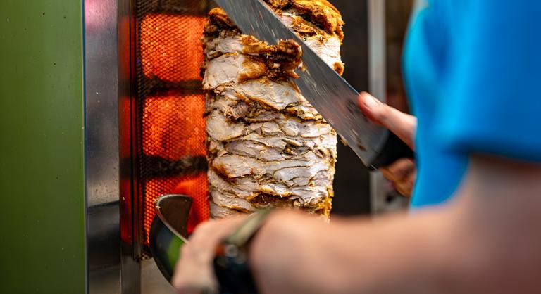 Megosztó reklámot tett közzé egy nyíregyházi étterem, durva vita alakult ki a kommentszekcióban