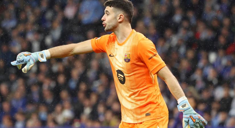 A Barcelona kapusa a csapattársát a labda elé lökve mentette meg csapatát a góltól