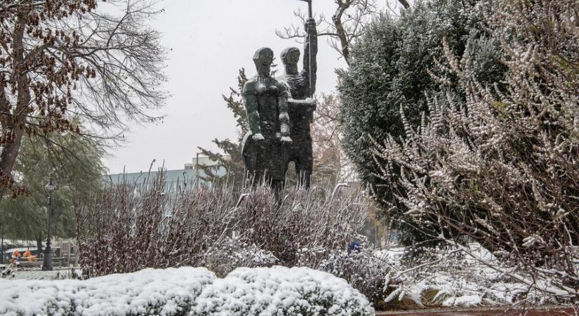 Meteorológia: hétfőn a déli országrészben nagy területen akár 10 centiméter hó is hullhat