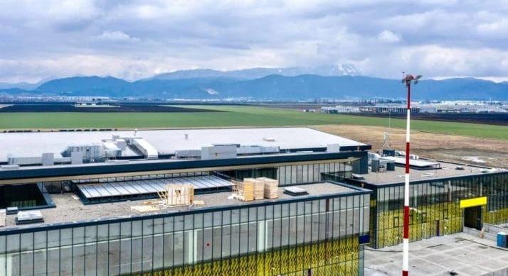 Remekel a brassói repülőtér – Özönlenek az utasok Erdélybe