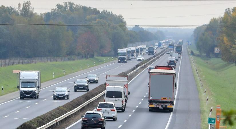 Négy autó ütközött össze az M1-esen, megint nagy a dugó