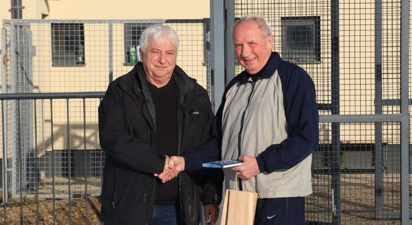 Szabó Ferenc labdarúgó 70 éves - Celldömölk polgármestere köszönti