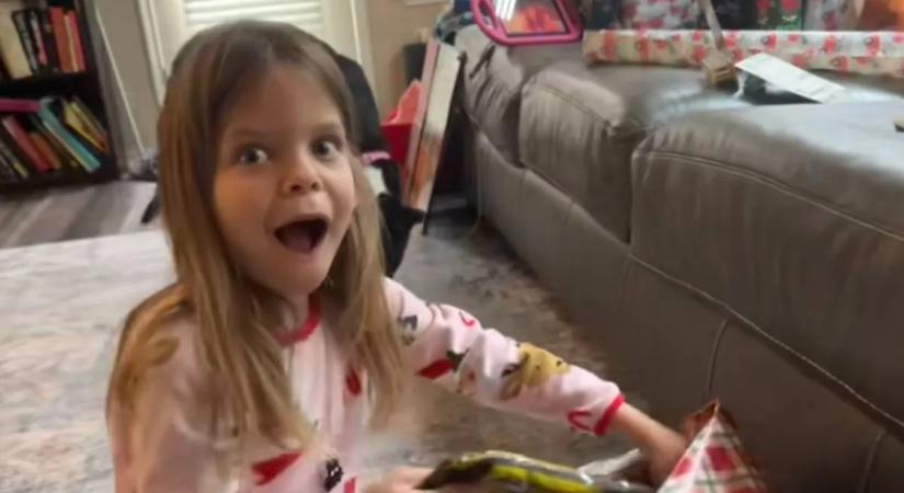 Más a félelemtől sikítana, ez a kislány az örömtől tette: durva, mit kapott karácsonyra