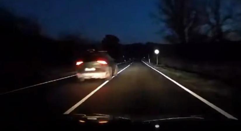 Záróvonalon előzte a sort: kitalálod, milyen autó haladt az elején?