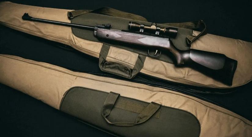 Döbbenetes! Több ezer fegyvert és több százezer lőszert foglalt le a rendőrség